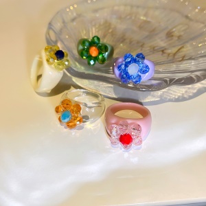 Bague acrylique en forme de fleur multicolor