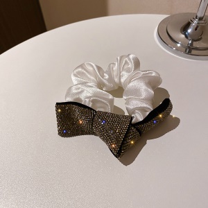 Attache cheveux avec noeud  incrusté de diamants artificiels