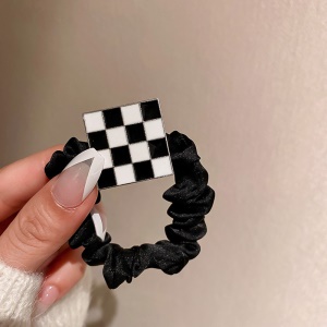 Chouchous attache-cheveux avec motif stylé
