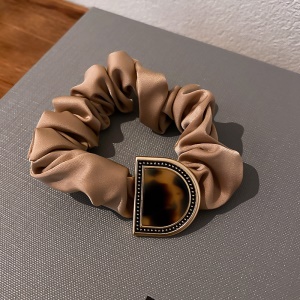 Attache cheveux avec boucle