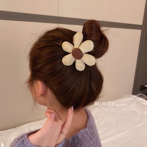 Elastique à cheveux avec décoration en flanelle