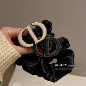 Attache cheveux avec Boucle