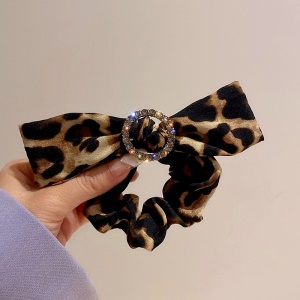Boucle de cheveux léopard arc