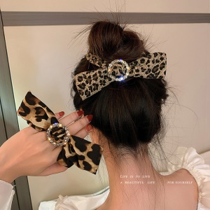 Boucle de cheveux léopard arc