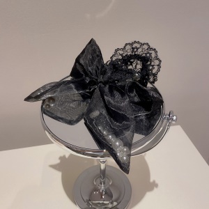 Attache à cheveux avec des perles style de noeud papillon