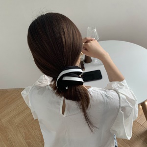 Attache cheveux avec couleur noir et blanc