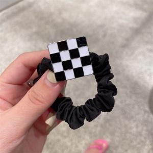 Chouchou attache cheveux avec décorations