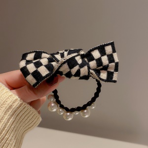Décoration de cheveux avec motif damier