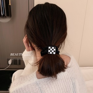 Chouchous attache-cheveux avec motif stylé