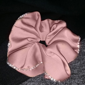 Attache cheveux avec décoration diamant artificiel