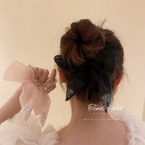 Attache à cheveux avec des perles style de noeud papillon
