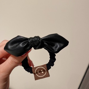 Chouchou attache cheveux en cuir artificiel