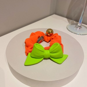 Chouchous à cheveux colorés avec décorations de boule
