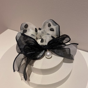 Chouchou cheveux avec décorations de perle et noeud papillon