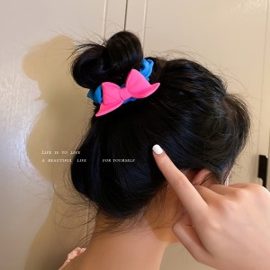 Chouchous à cheveux colorés avec décorations de boule