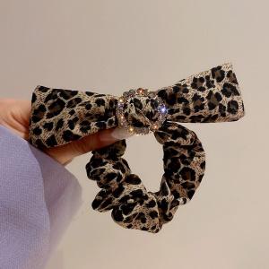 Boucle de cheveux léopard arc