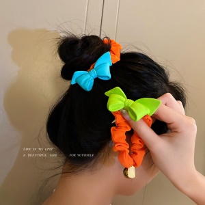 Chouchous à cheveux colorés avec décorations de boule
