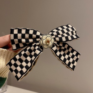 Décoration de cheveux avec motif damier