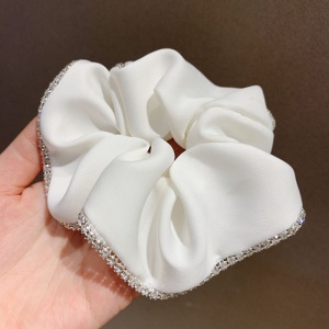 Attache cheveux avec décoration diamant artificiel