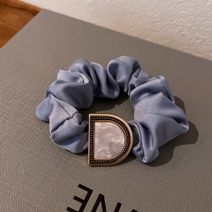 Attache cheveux avec boucle