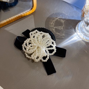 Attache cheveux incrusté de perles