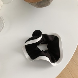 Attache cheveux avec couleur noir et blanc