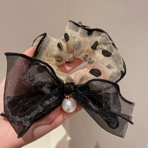 Chouchou cheveux avec décorations de perle et noeud papillon