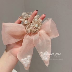 Attache à cheveux avec des perles style de noeud papillon