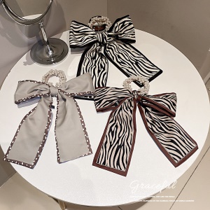 Chouchou de cheveux en dentelle avec décoration de perle