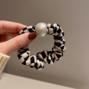Décoration de cheveux avec motif damier