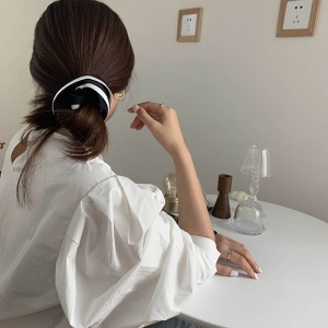 Attache cheveux avec couleur noir et blanc