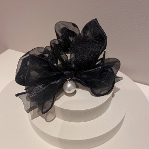 Chouchou cheveux avec décorations de perle et noeud papillon