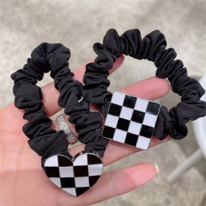 Chouchou attache cheveux avec décorations