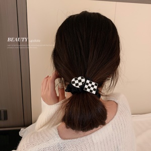 Chouchous attache-cheveux avec motif stylé