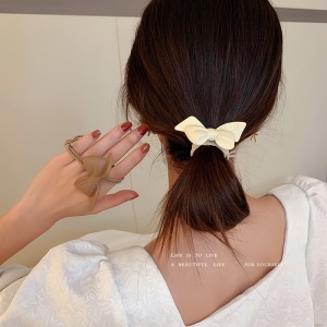 Attache cheveux corde à cheveux avec décoration florale et de noeud papillon