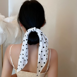 Attache cheveux avec anneau incrusté de perles