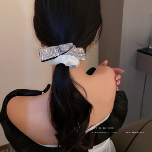Attache cheveux avec noeud  incrusté de diamants artificiels