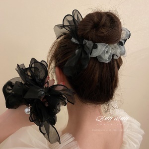 Chouchou cheveux avec décorations de perle et noeud papillon