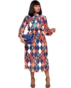 Robe à manches longues gaine à de relèvement à la hanche col en écharpe