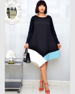 Robe ample et plissée