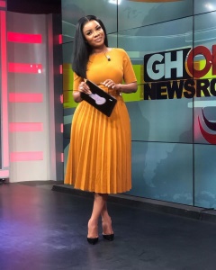 Robe manches moyennes avec ceinture bas plissé