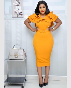 Robe moulante mi-longue tendance boulot à col volant