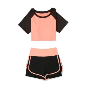 Tenue de sport femme short combiné legging et t-shirt à cou rond